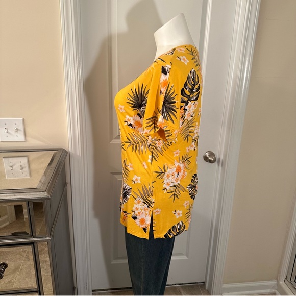 Niloufo brand. Size large short sleeve top. Tropical print top. - Picture 4 of 7